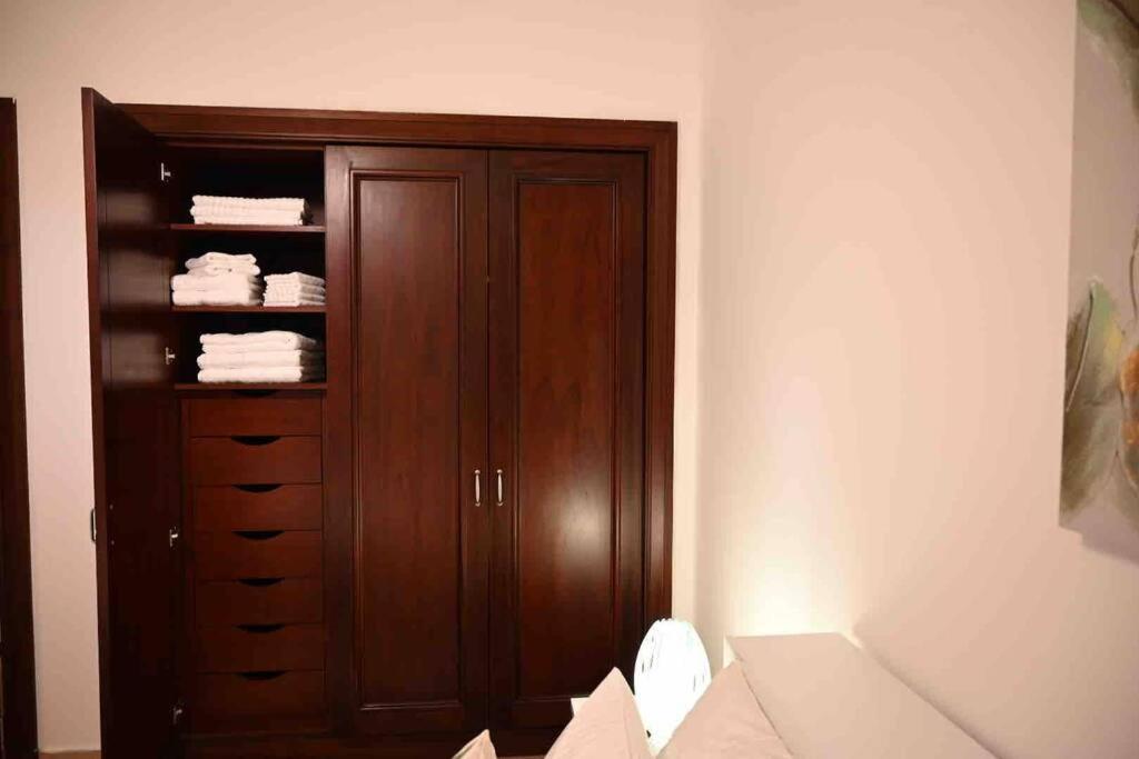Brand New Furniture . Close To Dubai Mall. Kültér fotó