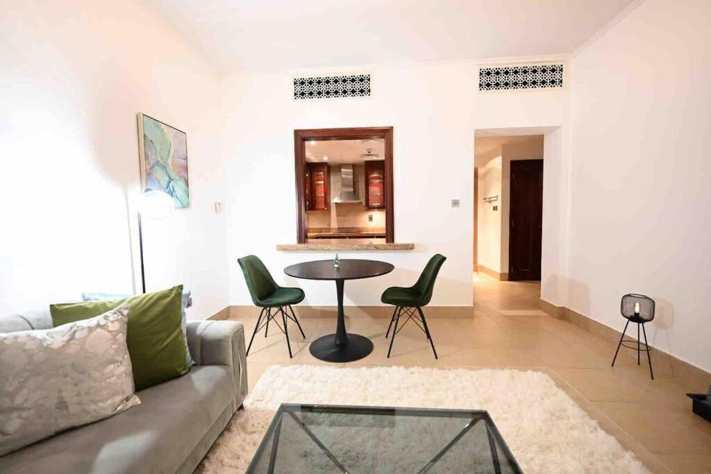 Brand New Furniture . Close To Dubai Mall. Kültér fotó