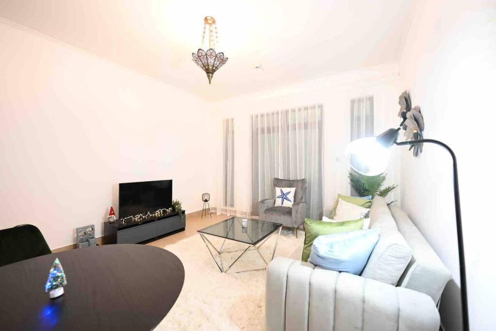 Brand New Furniture . Close To Dubai Mall. Kültér fotó