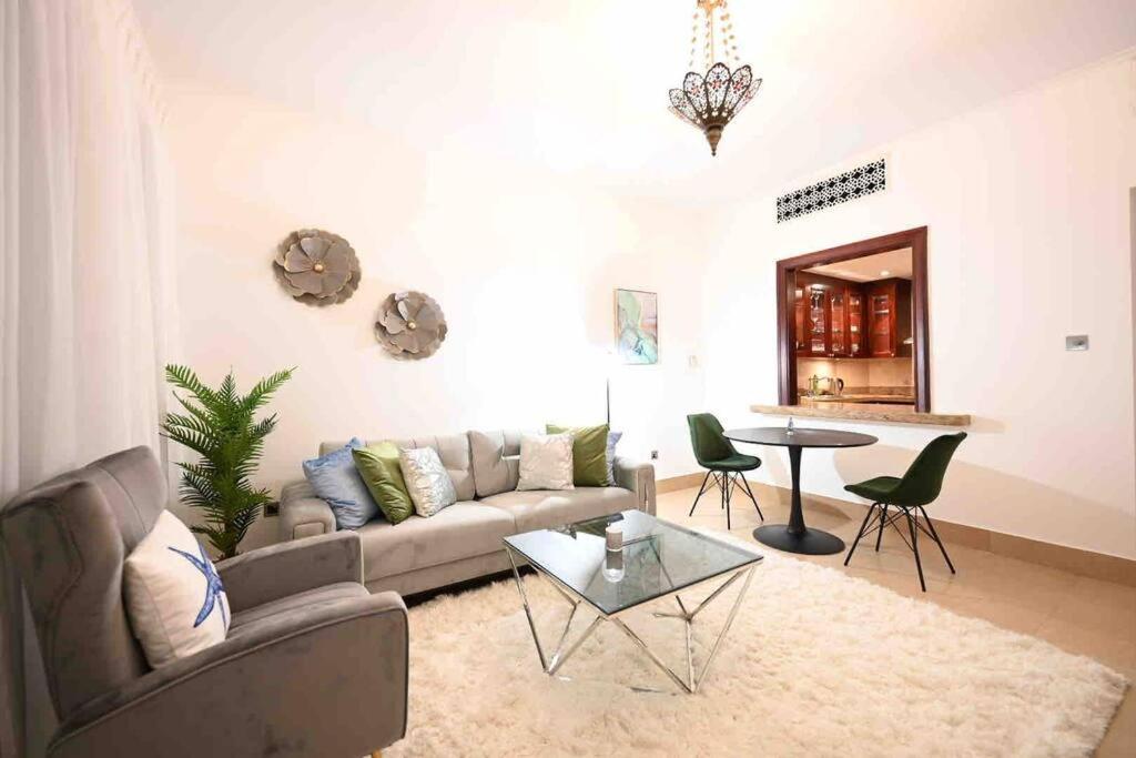 Brand New Furniture . Close To Dubai Mall. Kültér fotó